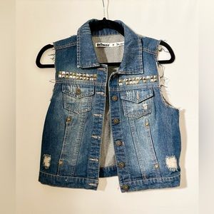 DOLLHOUSE Sleeveless studded jean jacket